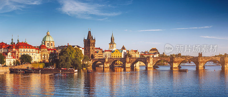 捷克布拉格，伏尔塔瓦河和大桥在夕阳的照耀下闪闪发光