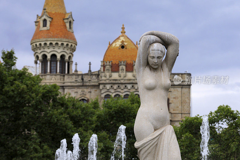 在巴塞罗那加泰罗尼亚广场的喷泉和雕像