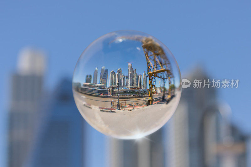阿根廷布宜诺斯艾利斯用玻璃球扭曲著名的马德罗港