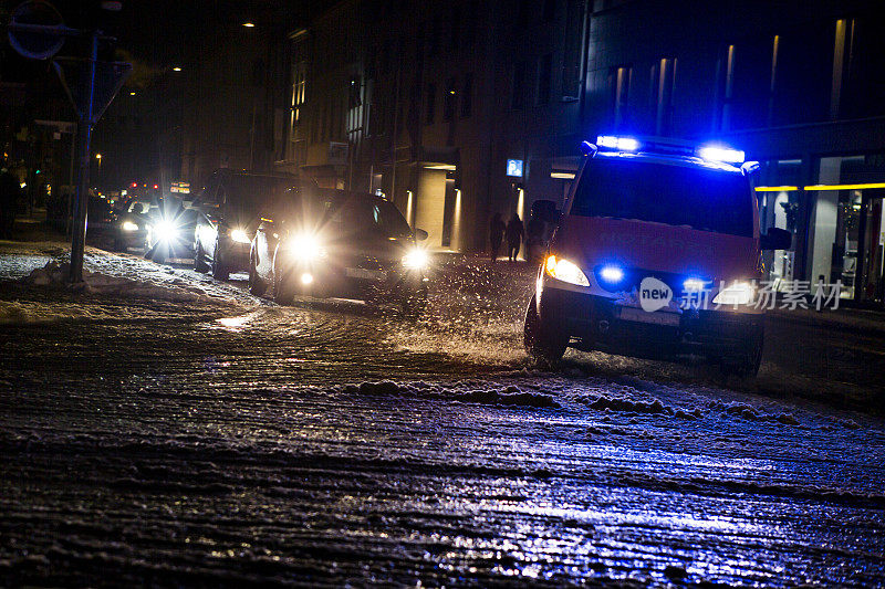 德国救护车在白雪覆盖的街道上