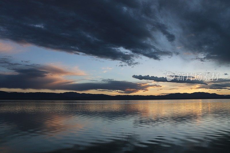 茶卡盐湖的自然风光。