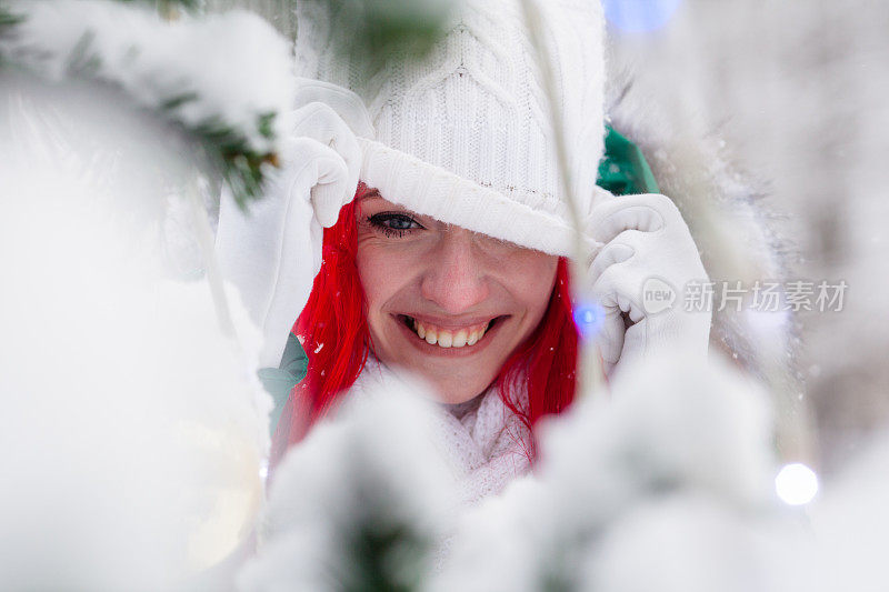 白雪森林里一个女孩的肖像