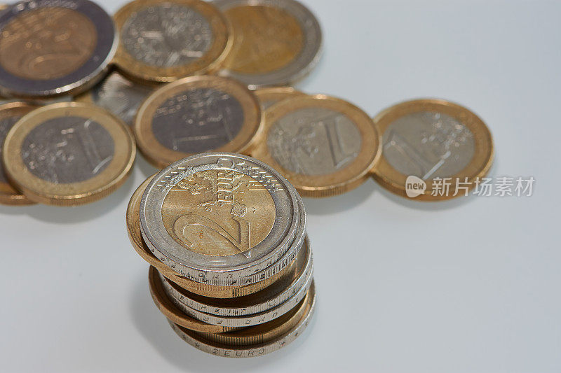 1欧元和2欧元硬币，白色背景