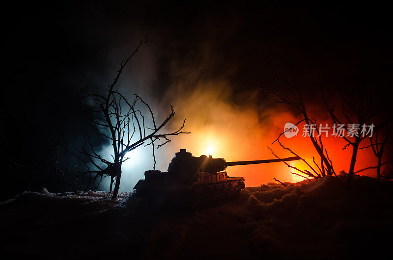 坦克在积雪下的夜晚在森林冲突地区。军用坦克的剪影。战争军事概念概念