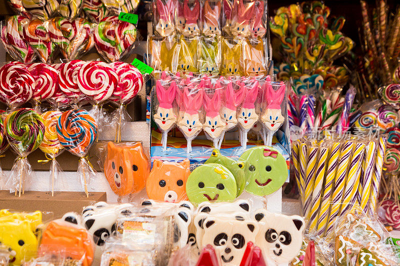 选择糖果手杖和糖果陈列在圣诞市场的摊位户外