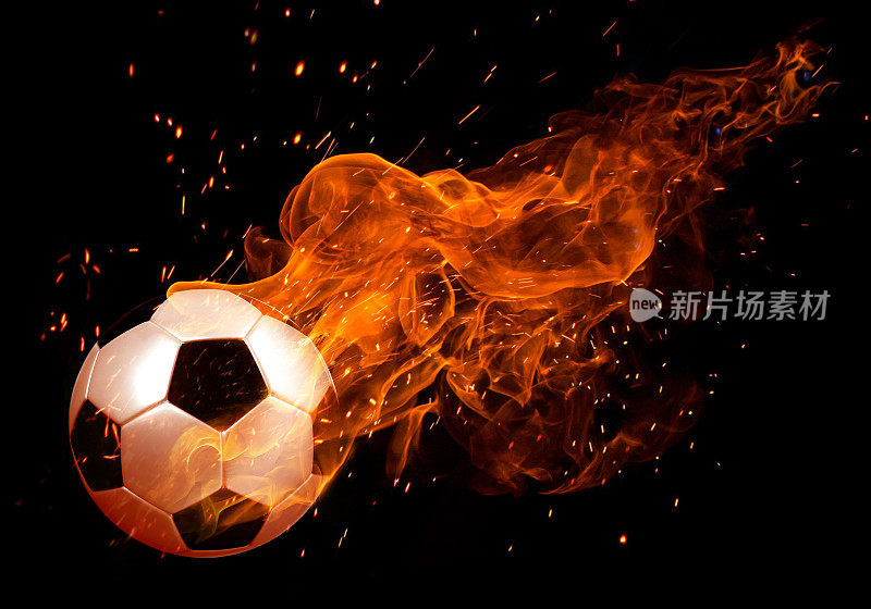 足球的形象在火焰的黑色背景