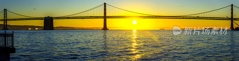 奥克兰海湾大桥上的日出