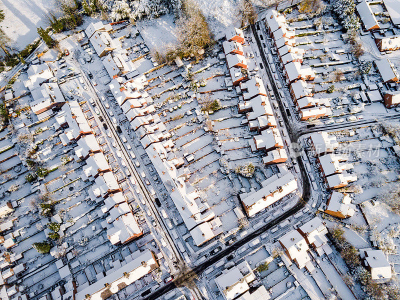 鸟瞰图，英国被雪覆盖的传统住宅郊区。