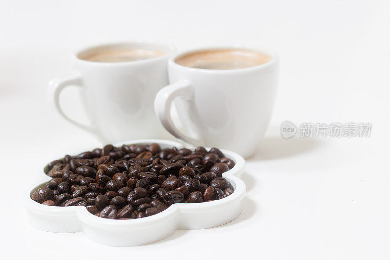 烤咖啡豆和咖啡杯