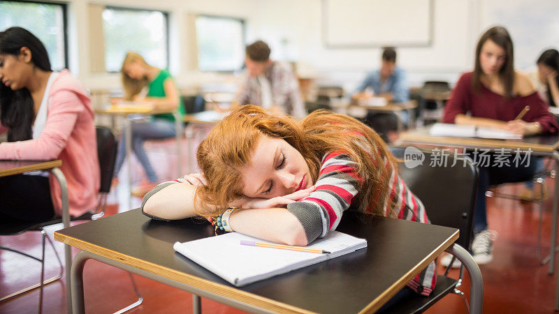 在教室里用一个睡着的女孩模糊了学生