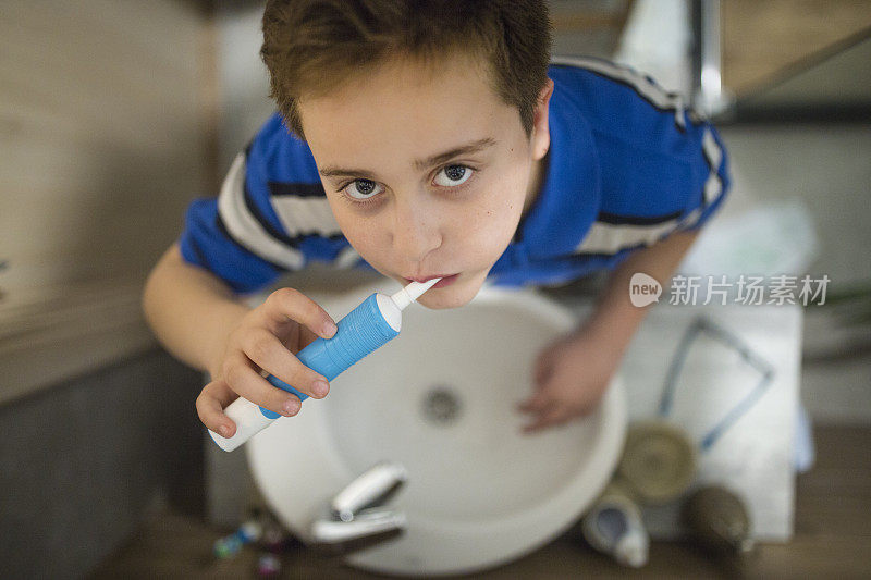 小男孩在刷牙