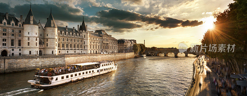 日落时分，乘船游览巴黎塞纳河。法国巴黎