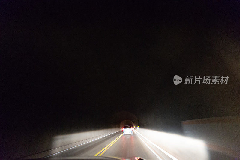 驾驶汽车通过道路隧道的速度与前灯和运动模糊