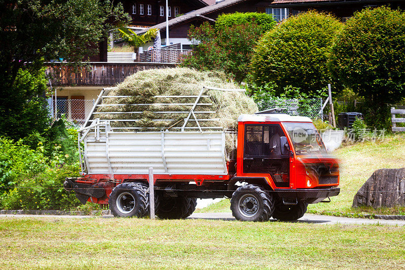 运送收割的干草的卡车，满载运往谷仓