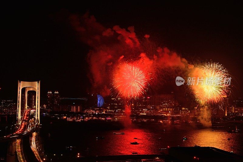 东京台场海滨公园的东京湾烟花