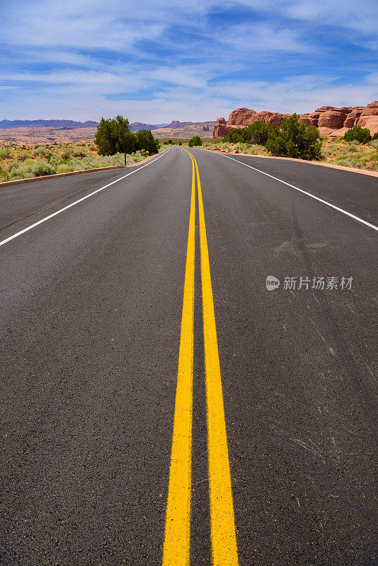 蜿蜒的犹他州公路，群山，双黄线