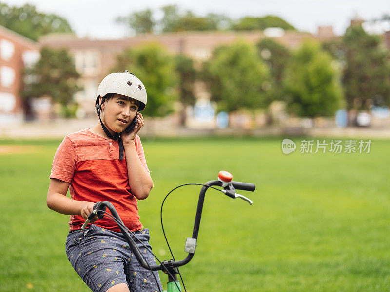 青少年骑自行车和使用手机