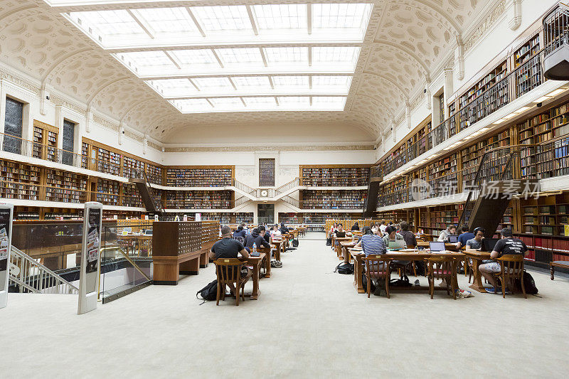 新南威尔士州的州立图书馆，人们在那里学习和阅读