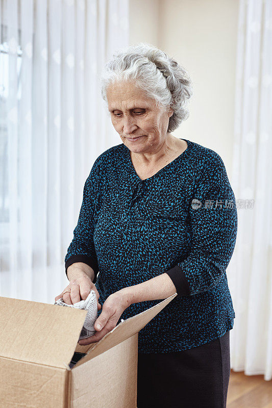 一位老妇人要搬到一个新地方去