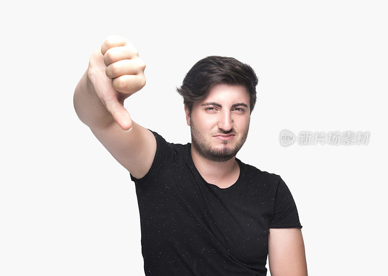 一个不高兴的年轻人在白色背景下用拇指向下手势的肖像