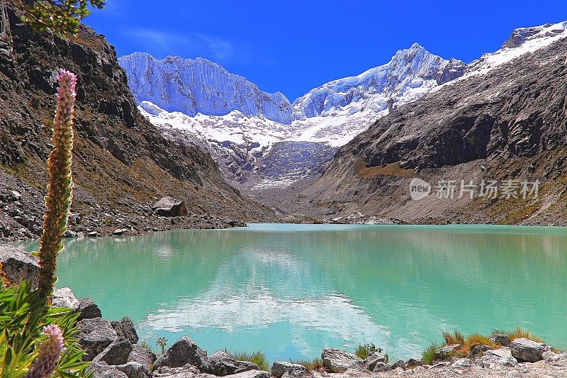 秘鲁安第斯山脉，拉古纳·拉卡湖，冰川和白雪皑皑的布兰卡山脉