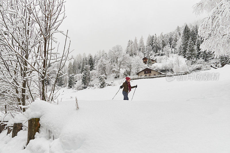 宁静的风景，雪女人在雪中行走