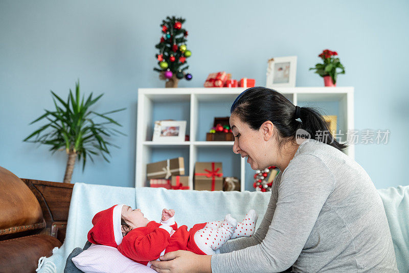 母亲和婴儿女儿在家庆祝圣诞节的肖像