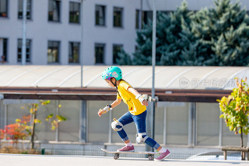 年轻的滑板女孩在城市滑板公园