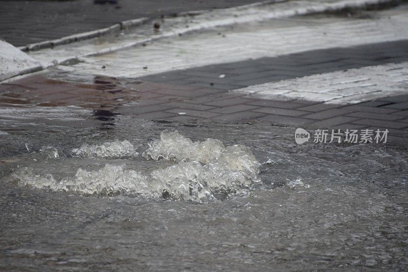 暴雨中污水溢出