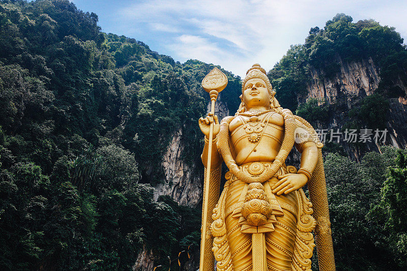 马来西亚雪兰莪州巴都石窟入口处的Murugan雕像