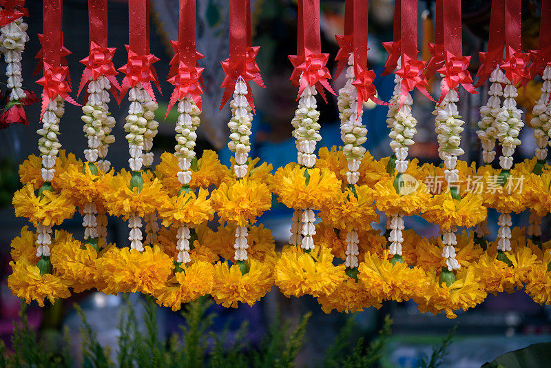 手工制作的花环，供奉在寺庙里