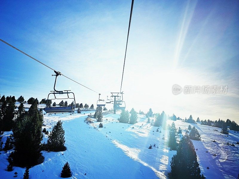 冬季群山全景与滑雪坡道和滑雪缆车