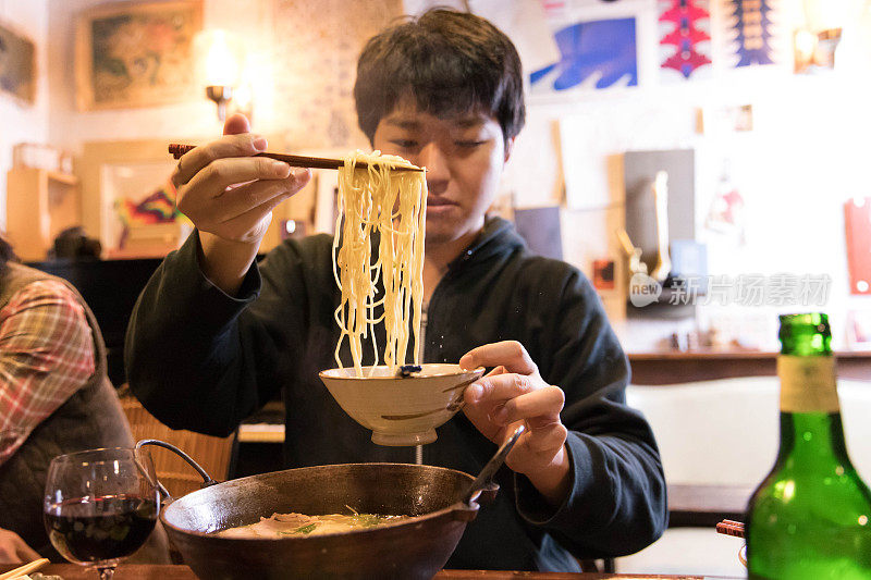 年轻人在吃拉面