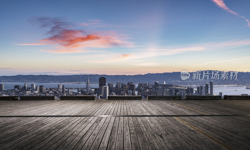 旧金山市中心天际线前空荡荡的木地板
