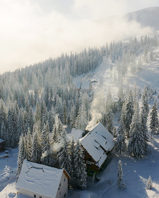 喀尔巴阡山脉冬季村庄鸟瞰图