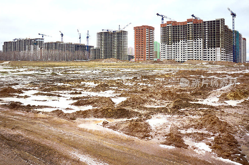 在荒地、吊车、冬季、地面、雪地上建设新建筑