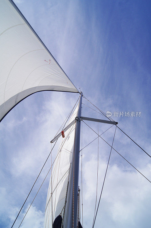 帆船在风中竖起桅杆