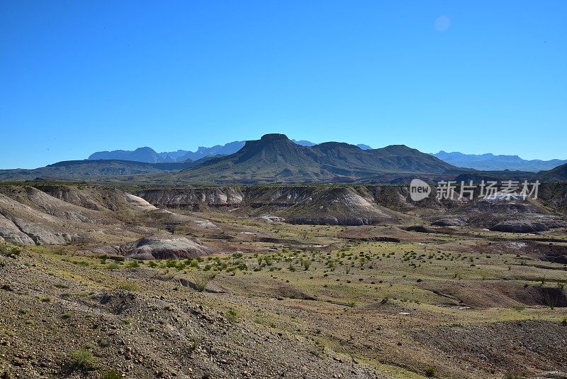 大本德的沙漠和山地景观