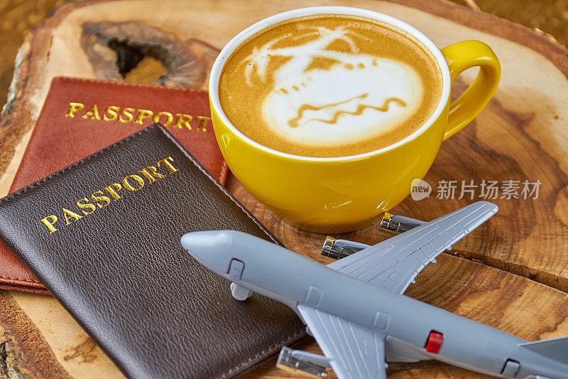 护照，咖啡和玩具飞机。