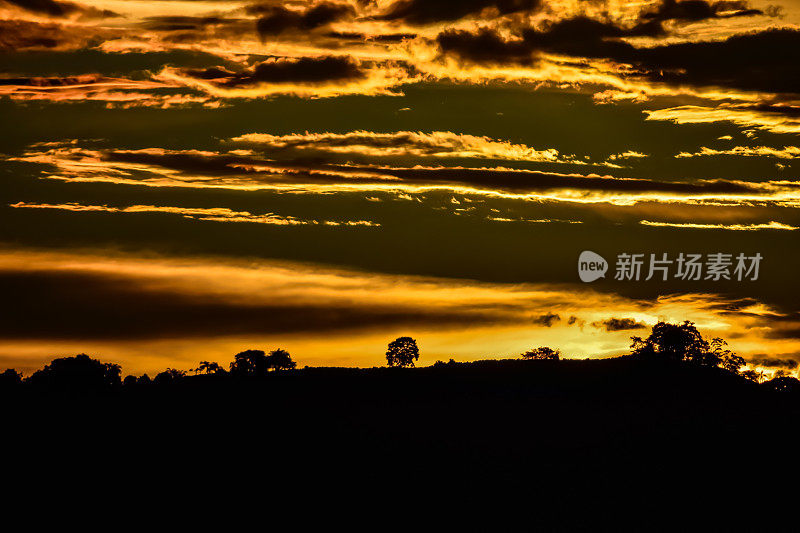 美丽的夏日天空，在金色的夕阳后，在山上