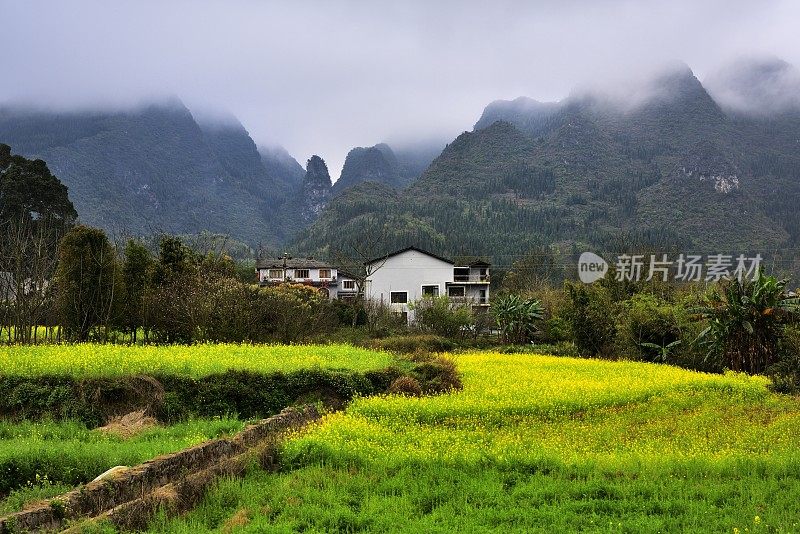 布依族村寨位于万峰林风景区