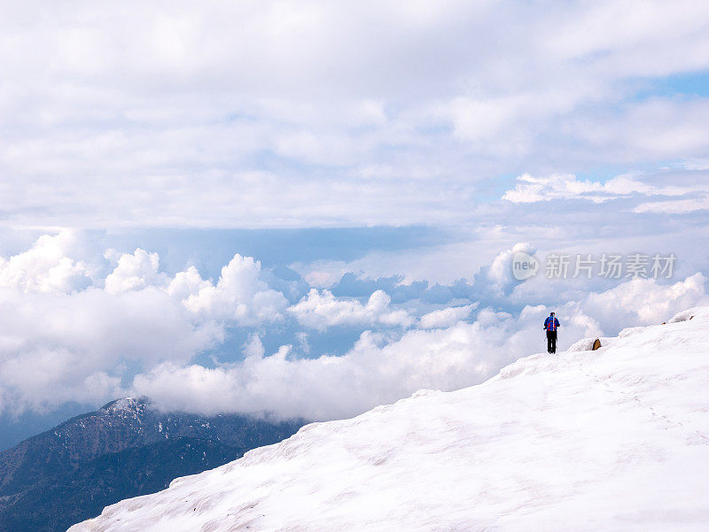 登山者正在攀登高海拔的山峰