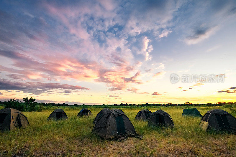 彩色的非洲天空下的丛林露营