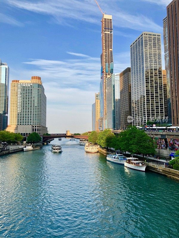 有船和摩天大楼的芝加哥河