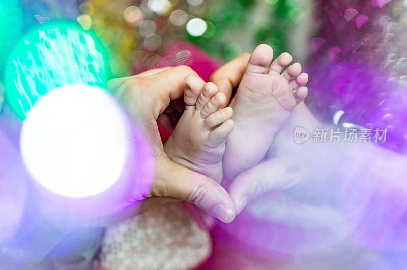 新生儿的脚在母亲的手中