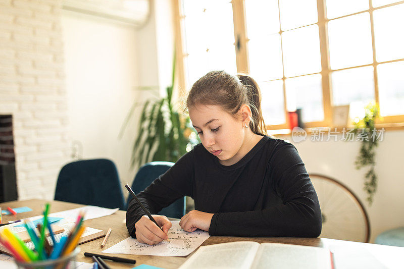 女孩在学校完成家庭作业