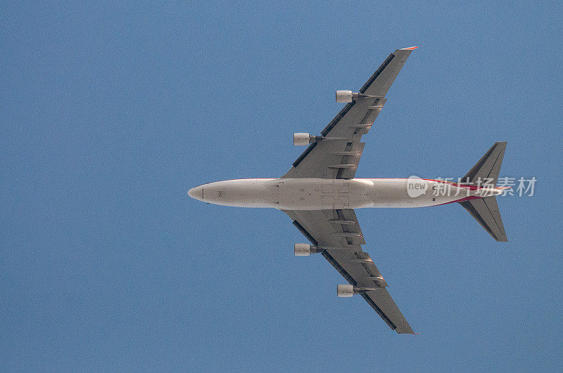 一架低空飞行的波音747的特写。