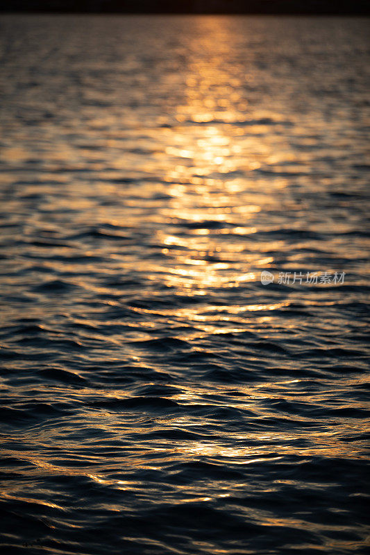 日落时海浪的细节