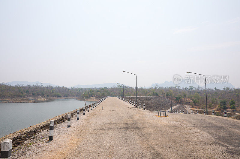 湄康湖大坝上的道路