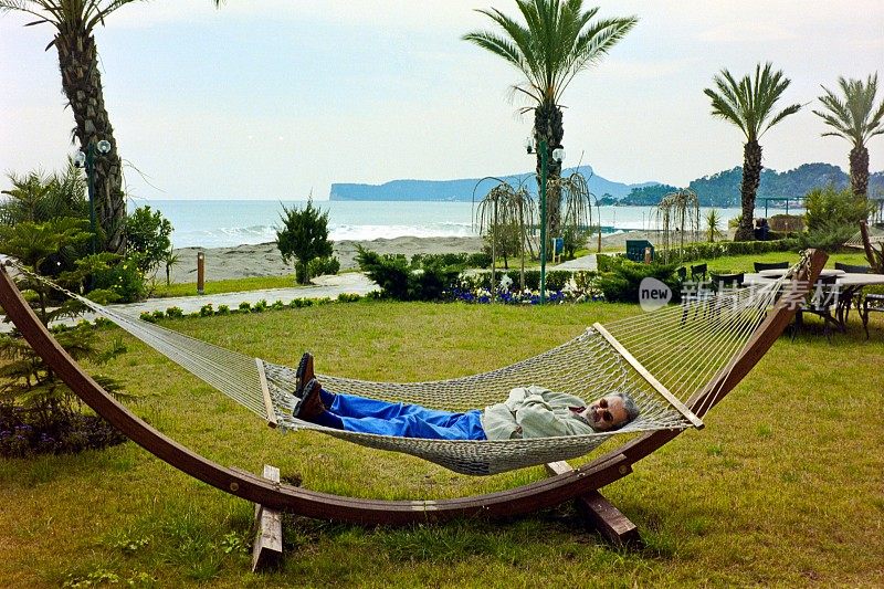土耳其里维埃拉——游客在土耳其凯默附近的一个度假胜地的花园里放松。